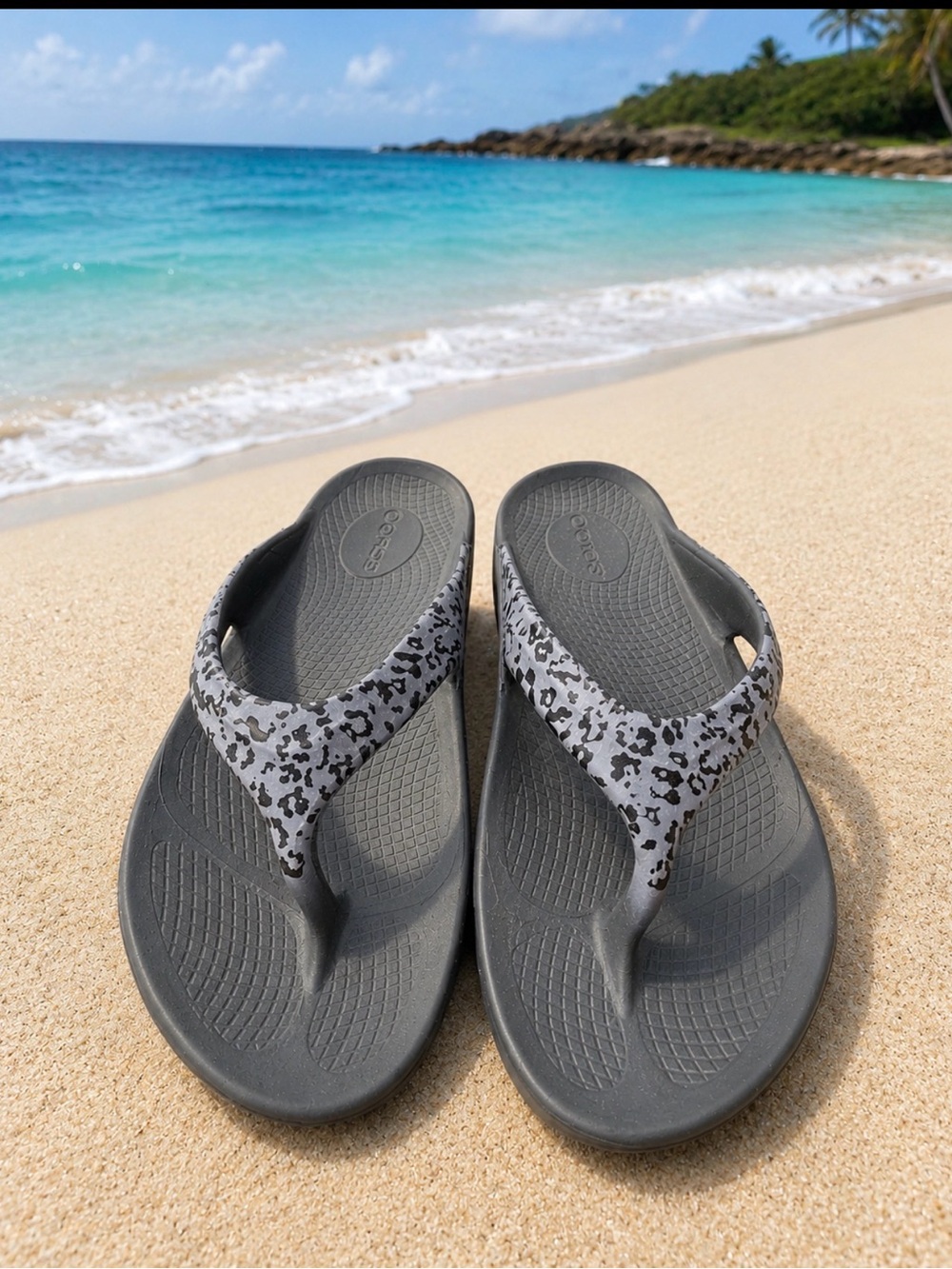 OOFOS Gray Flip Flop Sandals with White and Black Leopard Strap size 8